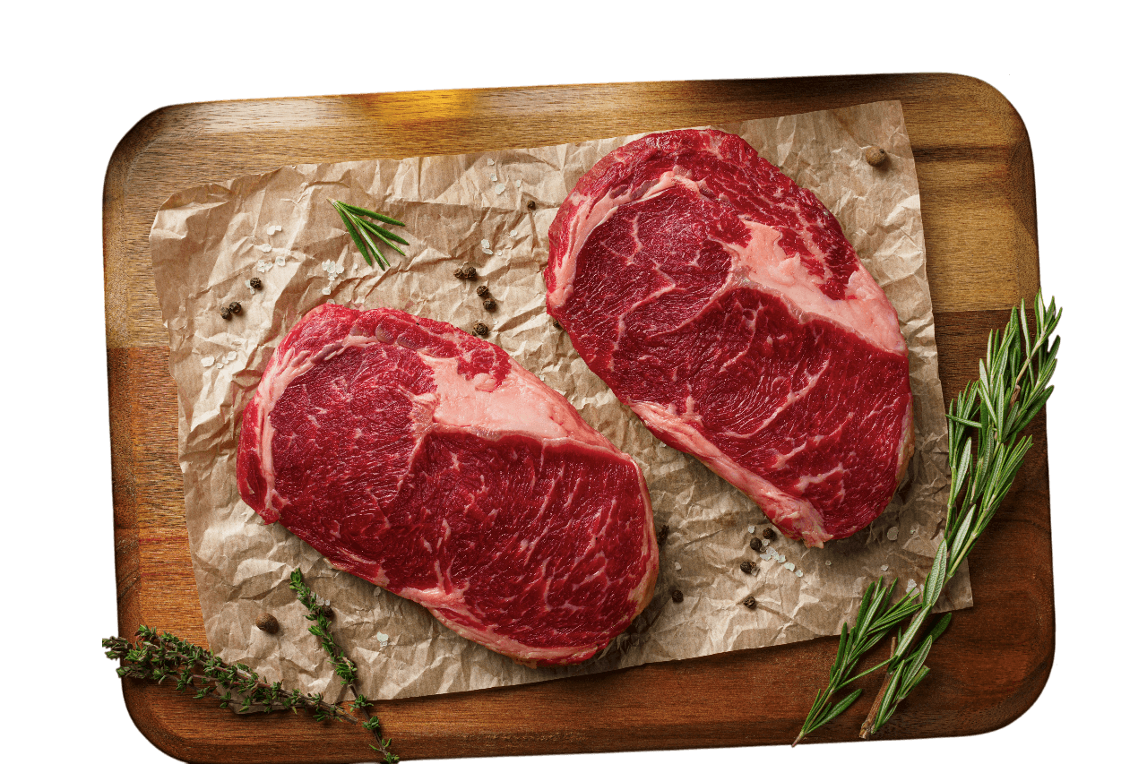 Steaks de viande sur plateau en bois avec herbes et épices